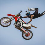 Conheça o Freestyle Motocross, esporte radical com motos