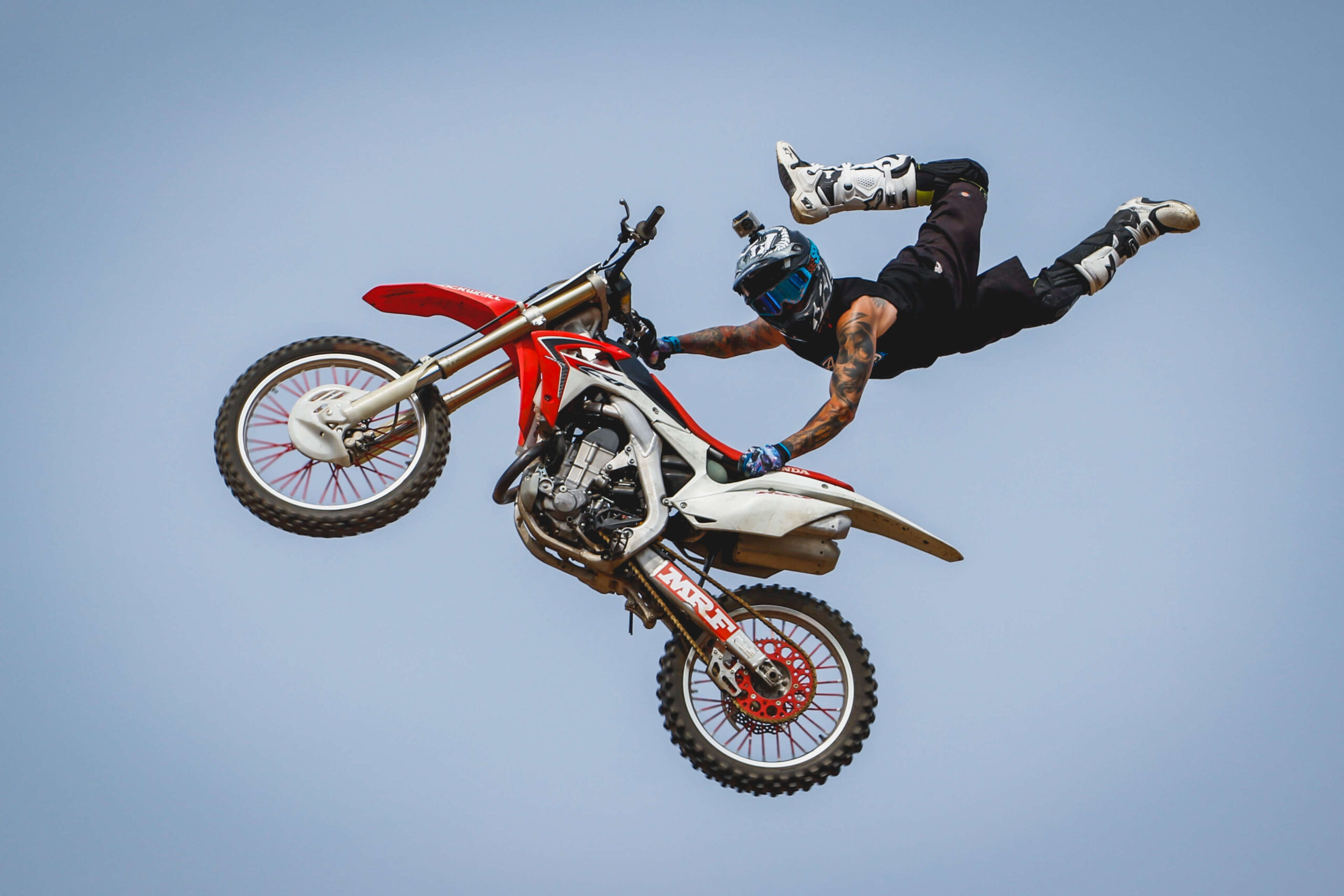 Conheça o Freestyle Motocross, esporte radical com motos