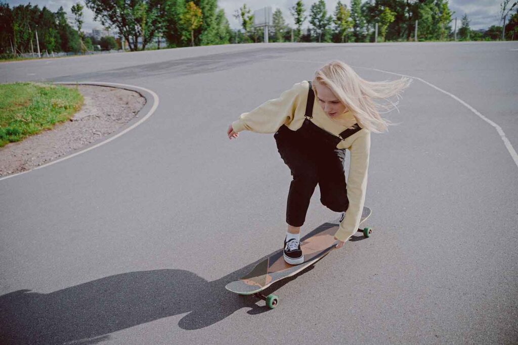 Conheça tudo sobre a prática do skate para mulheres, aprenda os seus benefícios, como iniciar no esporte e os equipamentos necessários