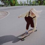 Conheça tudo sobre a prática do skate para mulheres, aprenda os seus benefícios, como iniciar no esporte e os equipamentos necessários
