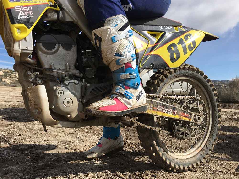 Suas botas de motocross já não estão mais as mesmas? Saiba qual é o momento ideal para você comprar novos equipamentos