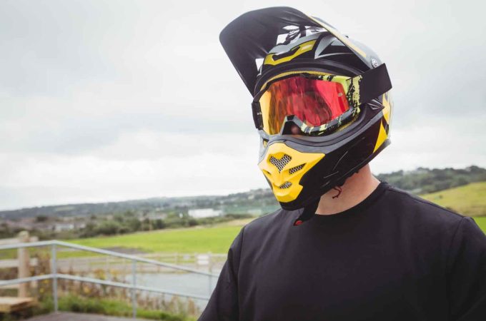 O capacete para motocross é um dos itens de segurança indispensáveis para a prática Saiba como escolher o melhor equipamento
