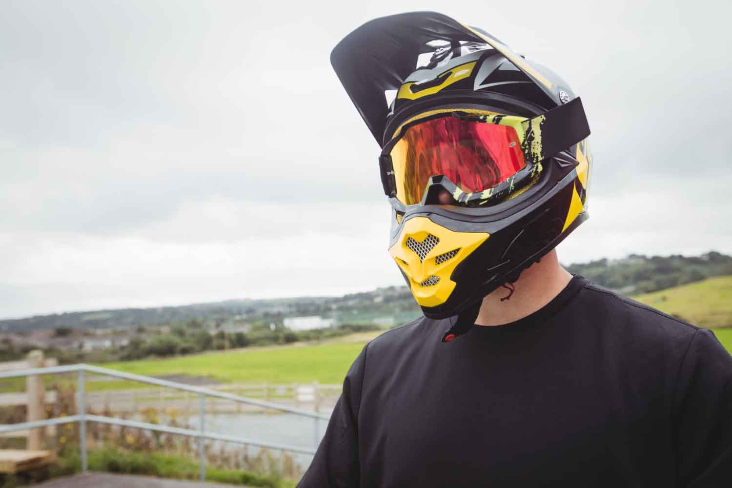 O capacete para motocross é um dos itens de segurança indispensáveis para a prática Saiba como escolher o melhor equipamento