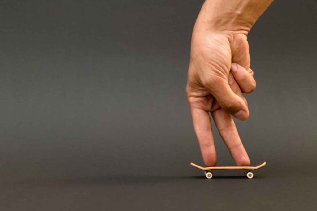 O fingerboard se tornou muito famoso no anos 80, com isso, acompanhe dicas para se divertir com o seu skate de dedo