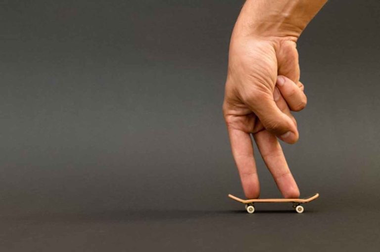 Veja mais sobre o fingerboard Tricks Guia Radical