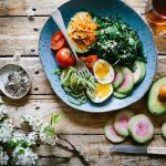 Quando se trata da dieta de atleta há muitos mitos, entretanto, saiba quais alimentos contribuem para a boa forma e quais prejudicam