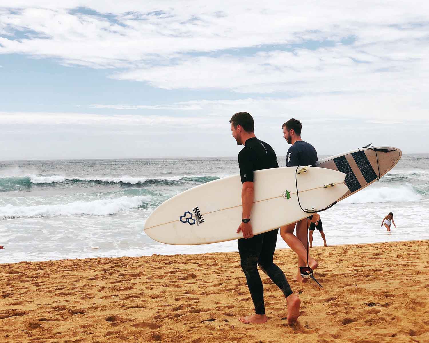 Avalie o Mar para surfar, confira se está em boas condições, por fim, saiba como usar aplicativos e checar a previsão do tempo