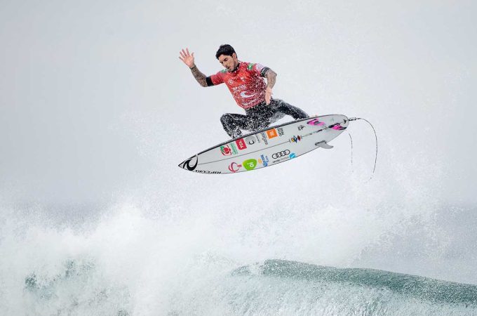 Conheça o surfista Gabriel Medina: primeiro tricampeão no surf do Brasil