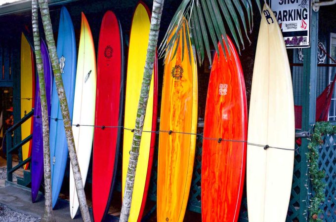 Veja qual é a prancha de surf ideal para você e quais os modelos principais