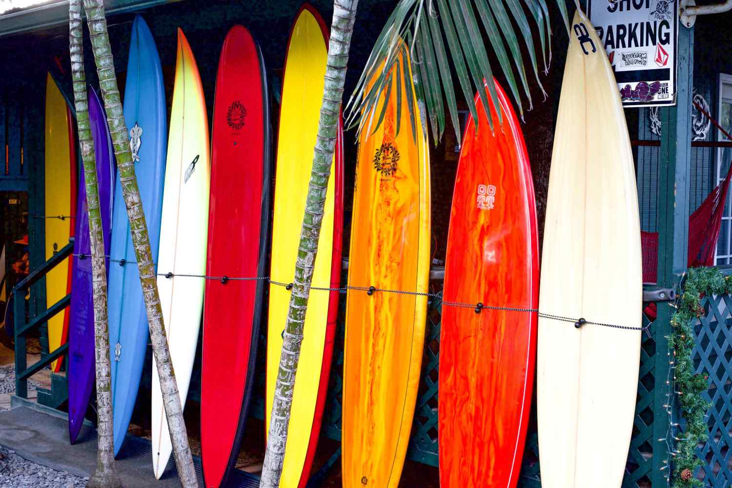 Quem deseja comprar uma prancha de surf nova deve sempre se atentar aos materiais usados na fabricação, preço e necessidade de uso