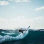 Conheça a classificação dos surfistas profissionais mais premiados da história e como se destacaram no esporte