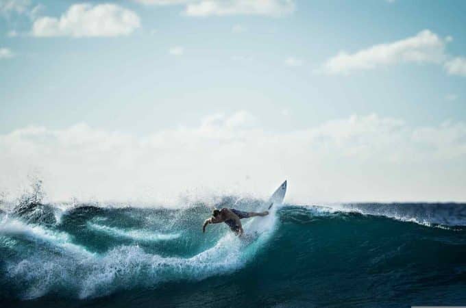 Conheça aqui alguns dos principais surfistas profissionais