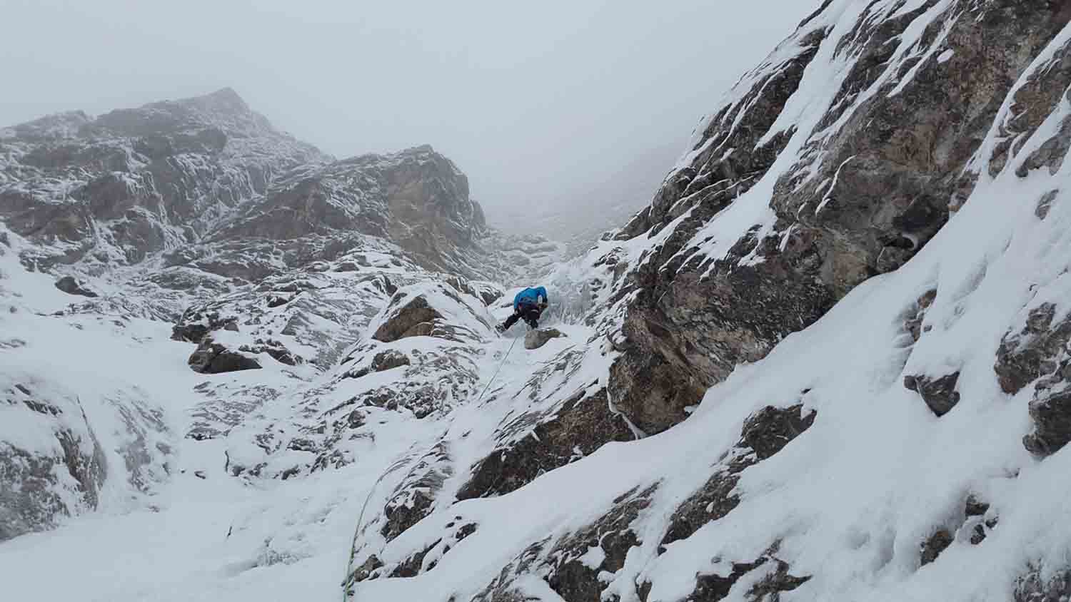 O alpinismo é um esporte de progressão praticado em alturas acima de 2,5 mil metros que exige muita técnica e experiência