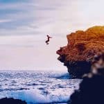 Cliff Diving é uma prática que inclui grandes saltos ornamentais em águas rasas sem equipamentos de segurança