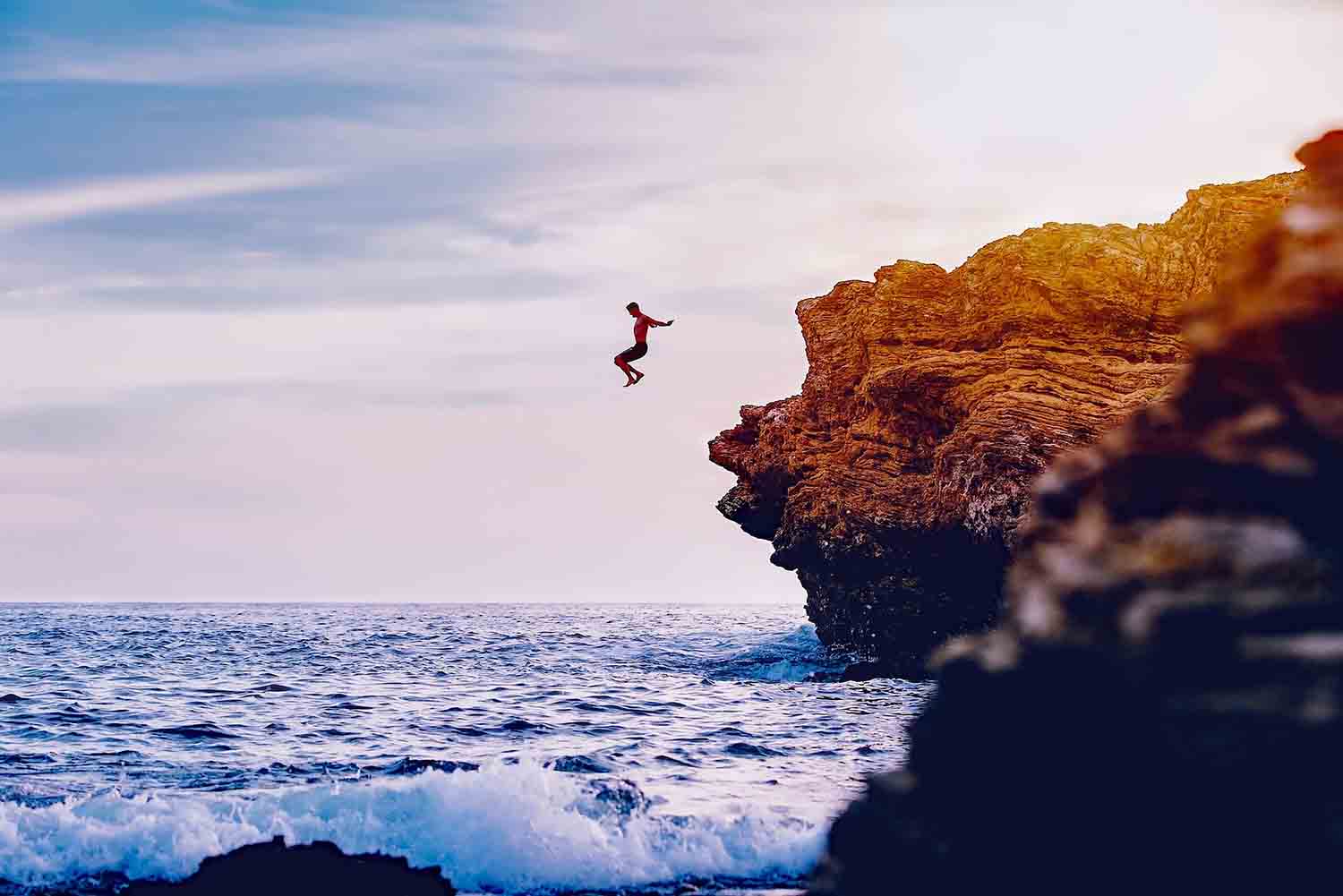 Cliff Diving é uma prática que inclui grandes saltos ornamentais em águas rasas sem equipamentos de segurança