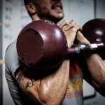 Saiba como o crossfit ajuda atletas a obterem melhor desempenho esportivo através de treinos intensos e exercícios variados