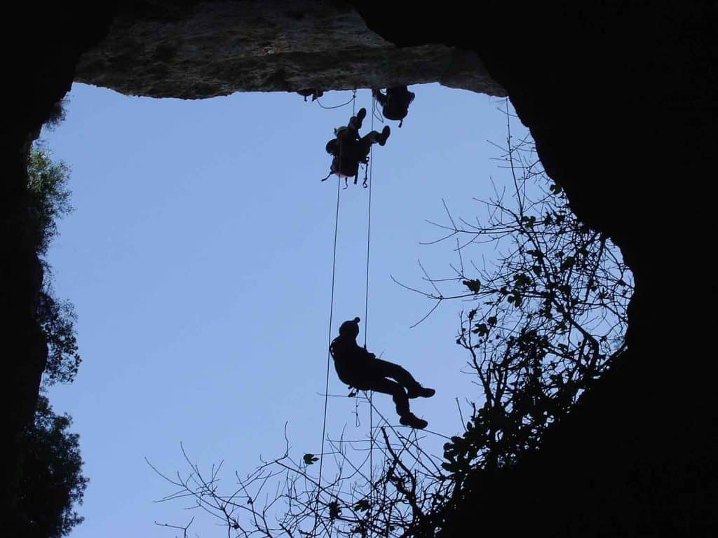 Saiba mais sobre a espeleologia, um esporte radical dentro de cavernas! Essa atividade desafiadora vai te levar a lugares inusitados!