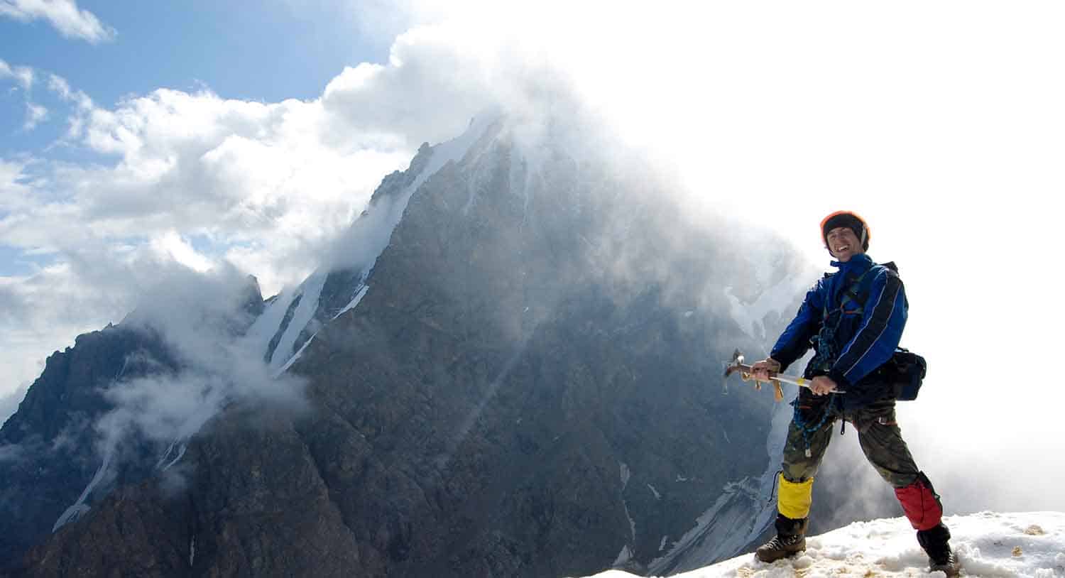 Conheça o ice climbing, o esporte radical cada vez mais praticado no mundo por pessoas amadoras e profissionais