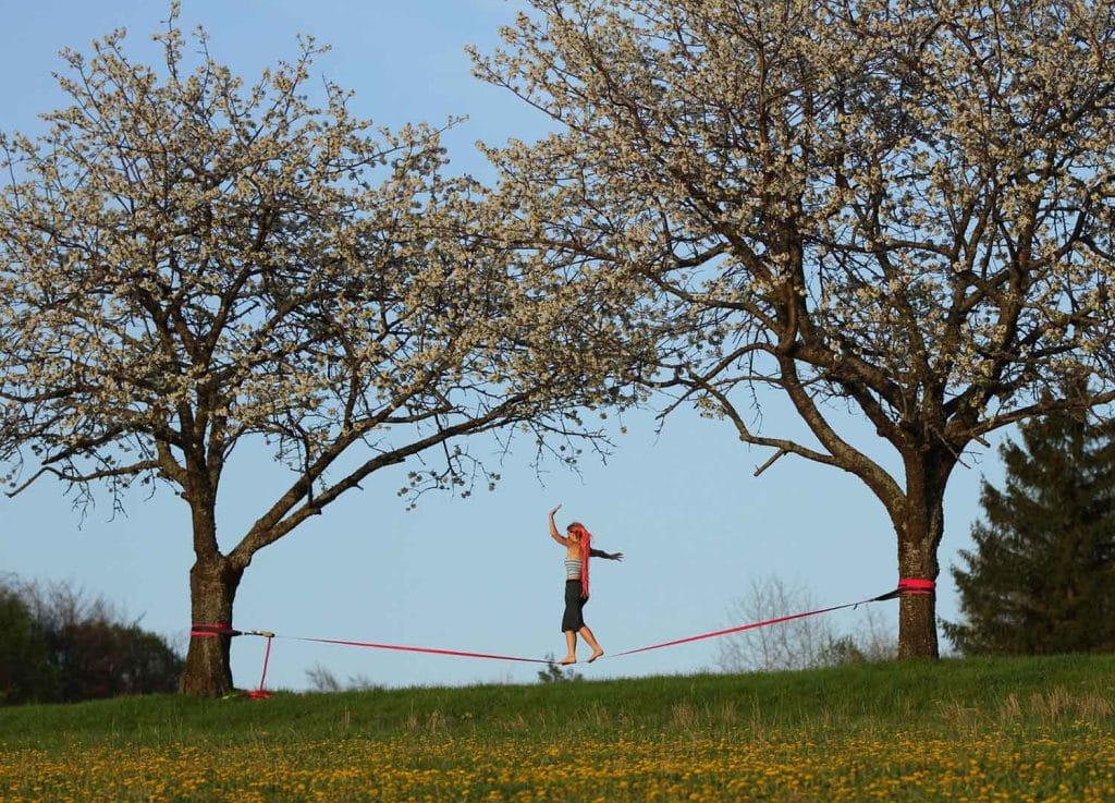 Descubra as diferentes modalidades do slackline e conheça um pouco desse esporte que vai desafiar o seu equilíbrio.