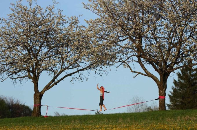 Conheça o slackline, um esporte para todos os ambientes