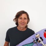 Rodney Mullen é um dos maiores atletas do skate, conheça mais sobre sua trajetória e todo seu legado no mundo do esporte