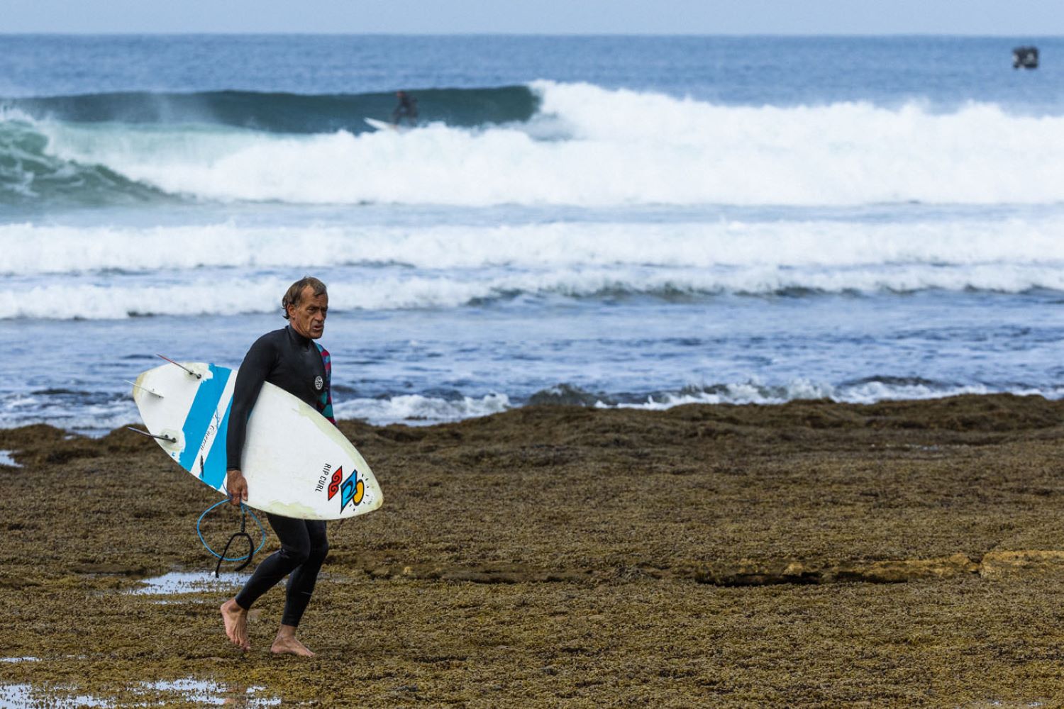 Tom Curren é um dos maiores surfistas do mundo, é conhecido por suas manobras inconfundíveis, como a virada de fundo dupla