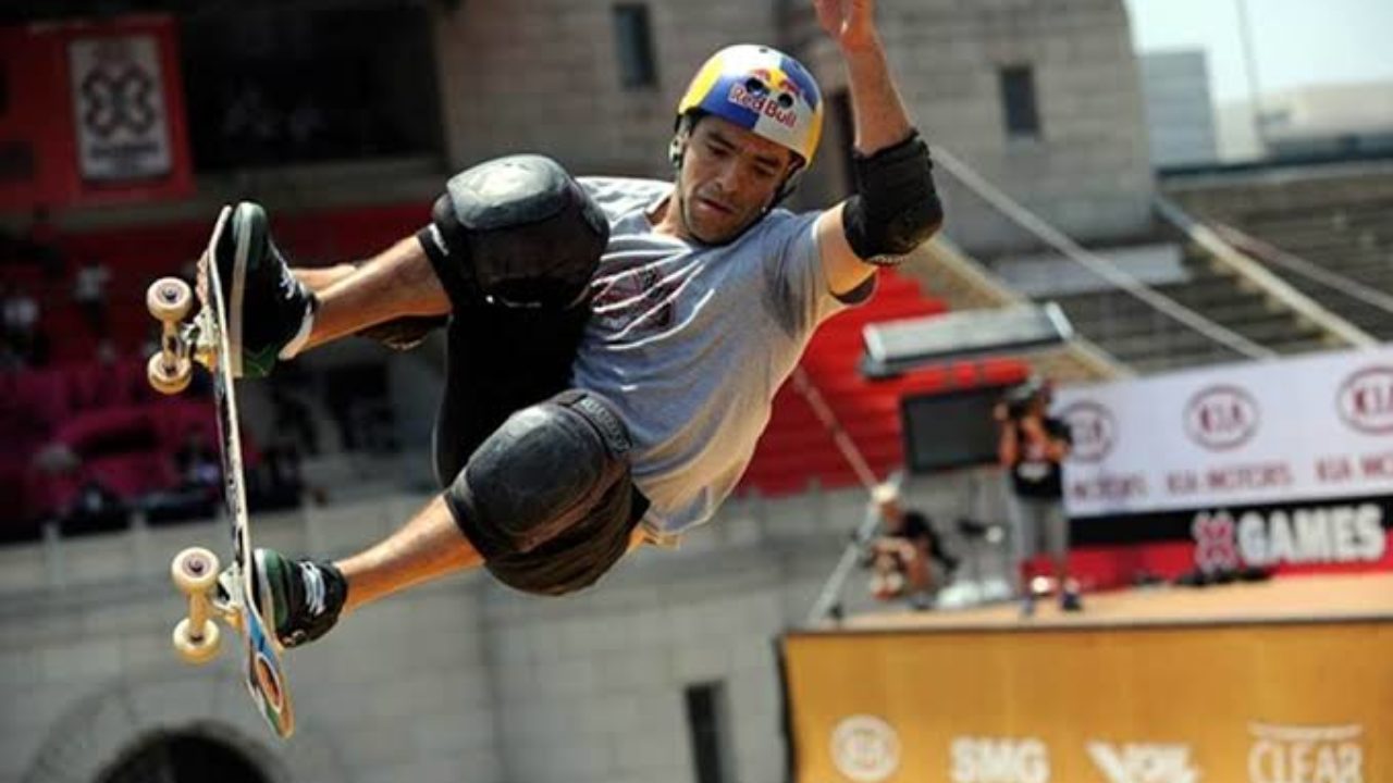 Sandro Dias é um skatista vertical brasileiro muito famoso. Com várias conquistas, ele é uma verdadeira inspiração