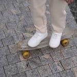 O skate cruiser se destaca pelo seu formato mais largo e tamanho maior, veja dicas de compra para escolher o modelo ideal para você