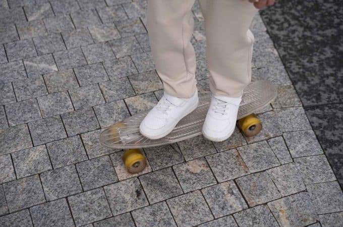 O skate cruiser se destaca pelo seu formato mais largo e tamanho maior, veja dicas de compra para escolher o modelo ideal para você