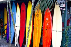 Uma prancha de surf iniciante faz toda a diferença no aprendizado de um surfista principiante, saiba como escolher a sua