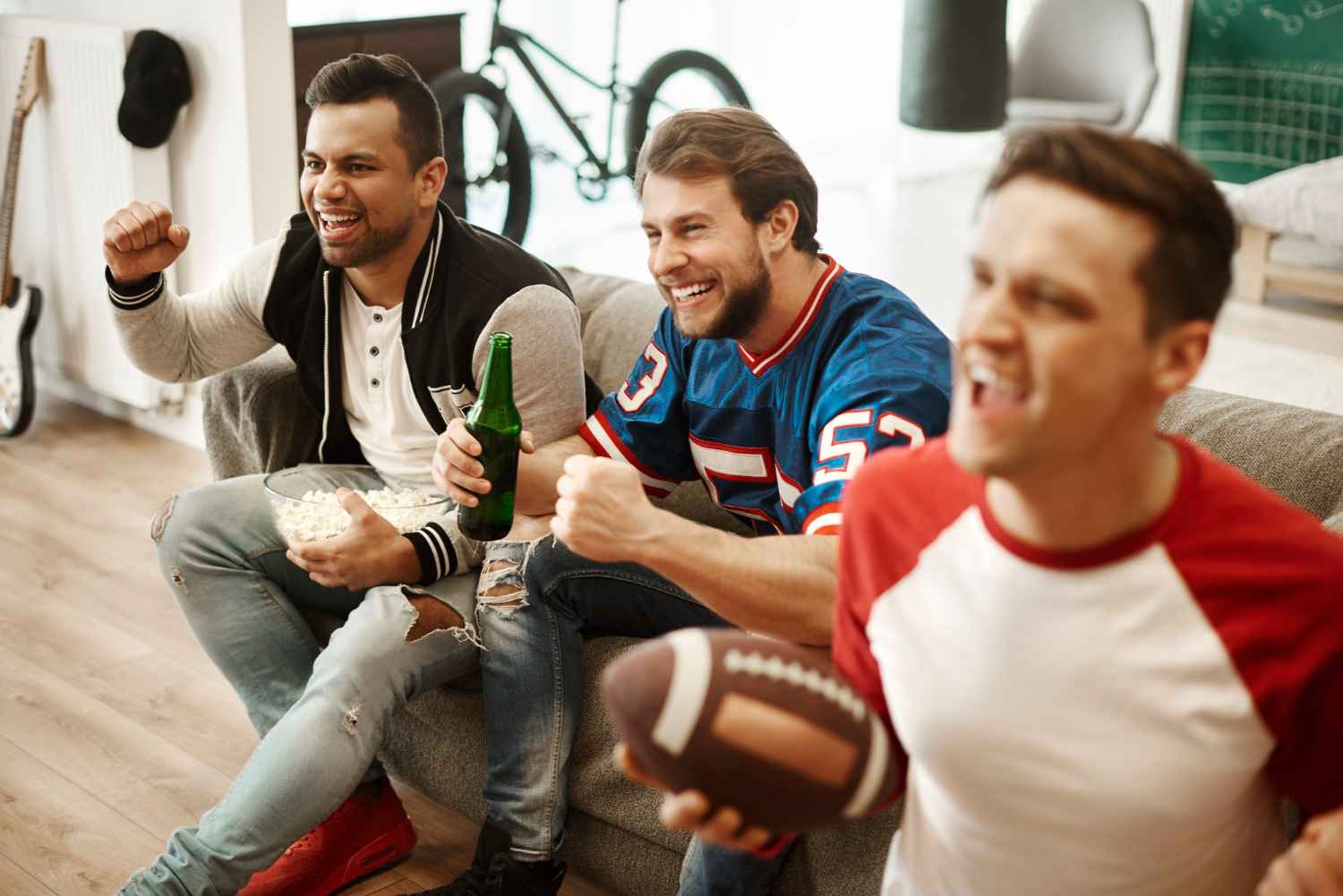 Assistir a programas de esportes na TV vai além de uma mera diversão, pois lhe permite sentir a adrenalina de assisti-los de casa.