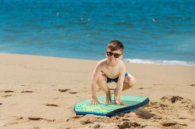 Para escolher a prancha de surf infantil ideal é preciso considerar a idade, tamanho e o nível da criança no esporte
