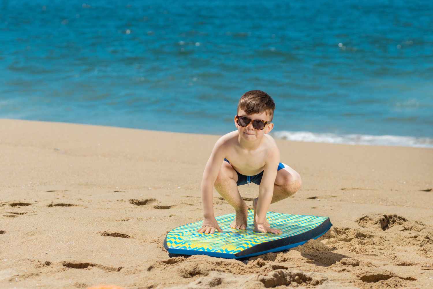 Para escolher a prancha de surf infantil ideal é preciso considerar a idade, tamanho e o nível da criança no esporte