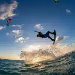 Como praticar kitesurf? Principais equipamentos e dicas