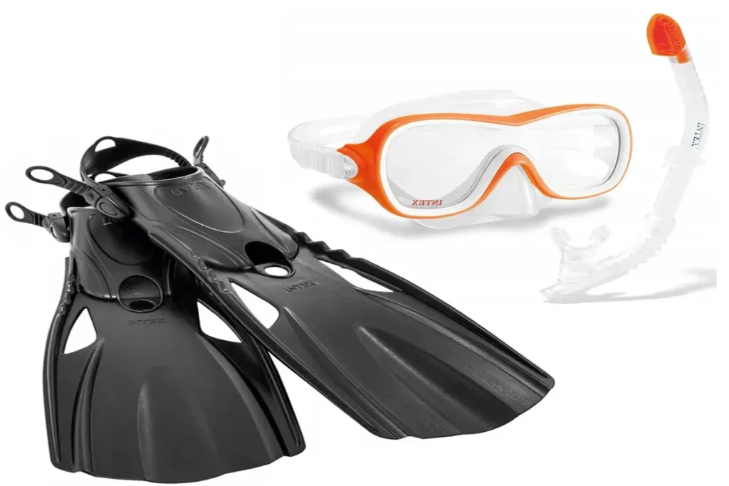 Kit de mergulho com nadadeiras pretas, máscara de mergulho laranja e snorkel transparente da marca Intex.