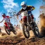 Pilotos de motocross acelerando em uma corrida de rally, levantando poeira em um terreno de areia sob céu azul.
