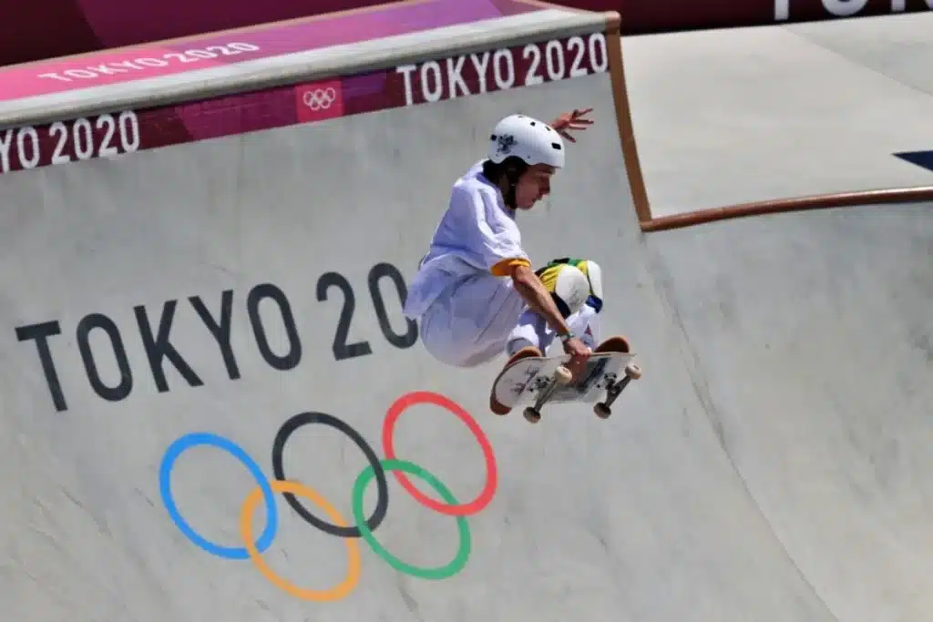 Skatista brasileiro em salto aéreo durante prova de skate park nas Olimpíadas de Tóquio 2020.