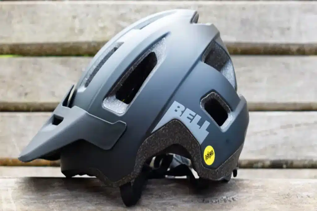 Um capacete de mountain bike masculino preto fosco da marca BELL com tecnologia Mips, exibindo um design robusto com viseira, ideal para trilhas e máxima proteção.