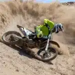 Motoqueiro fazendo trilha