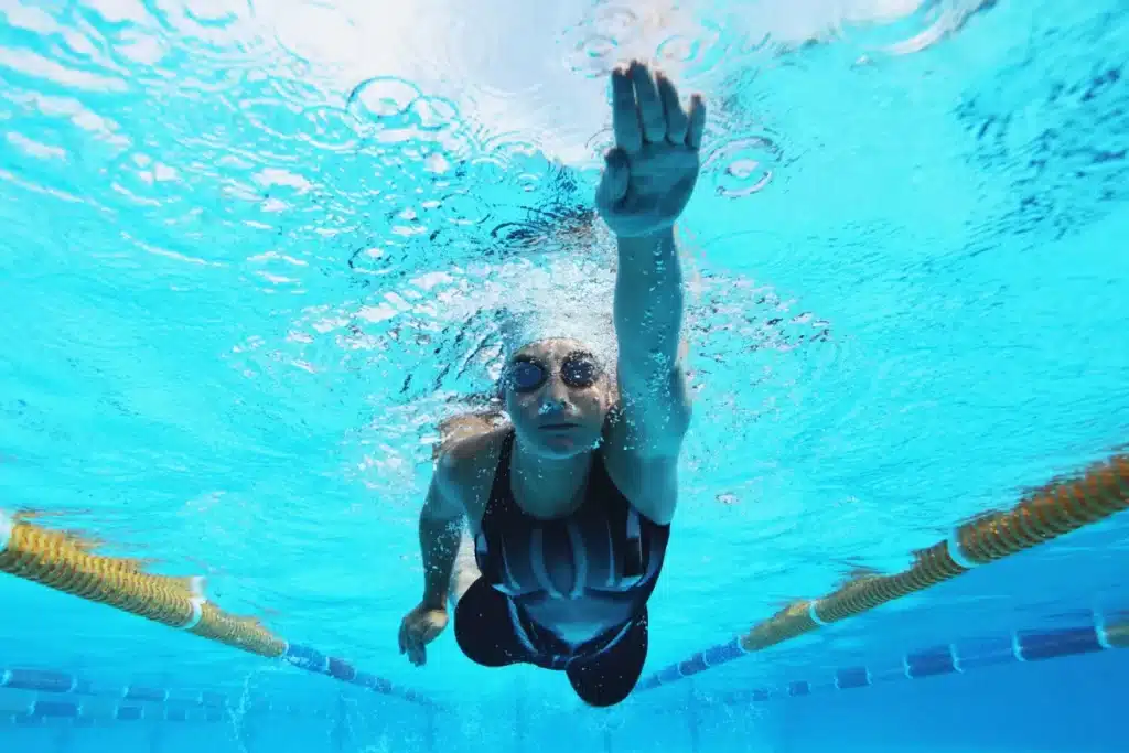 Pessoa nadando de forma submersa