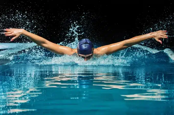 Pessoa nadando com os braços abertos
